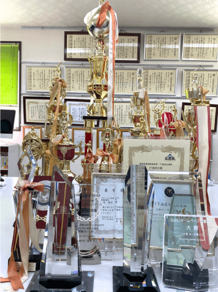 三和メッキ工業のトロフィーの数々